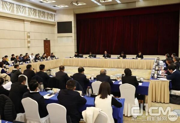 省委副书记、省长毛伟明出席全省民营企业家座谈会并讲话。