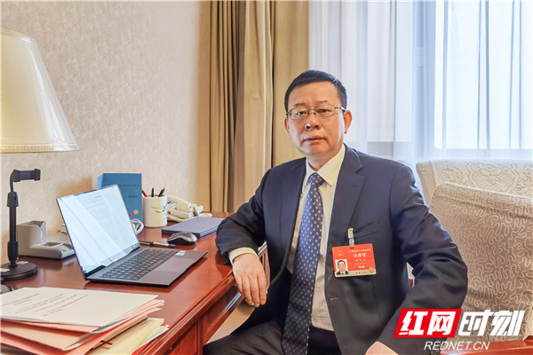 全国人大代表，中国铁建重工集团党委书记、董事长刘飞香。