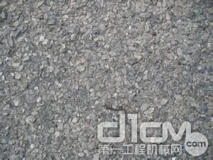 碎石灰土成了公路干线的主要路面材料和结构