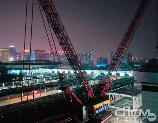 叁一超大吨位履带吊起重机SCC20000A首秀潍坊火车站