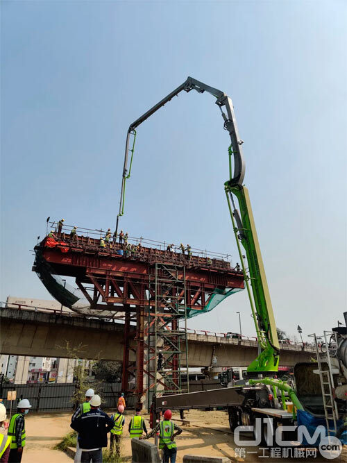 △中联重科49米4.0泵车助力达卡市机场高架快速路项目建设