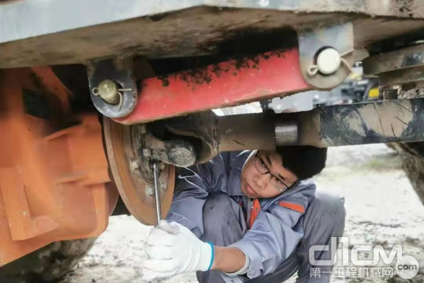 工作中的英轩服务工程师候雨章