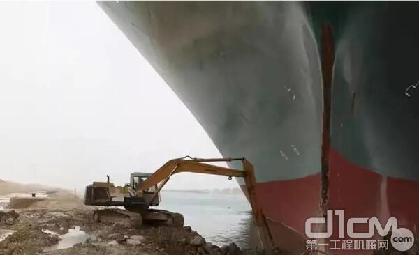妨碍的咽喉中国台湾地域货轮与上岸边埃及派出的小开掘机