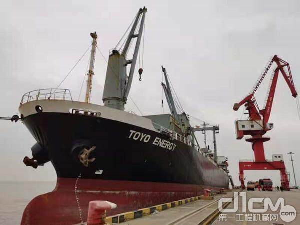 4月3日下午3时，巴拿马籍“东洋之巨”号货轮靠泊上海南港码头