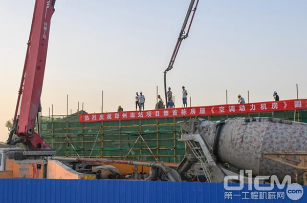 三一泵车在郑州南站项目施工
