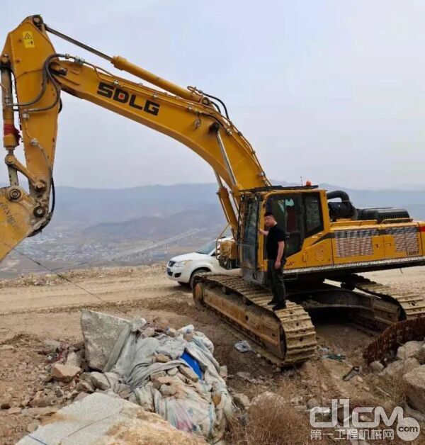翁海东和他的临工E6500F挖掘机