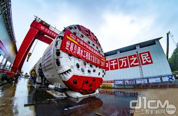 中铁装备自主研制的国内最大直径硬岩TBM“云岭号”