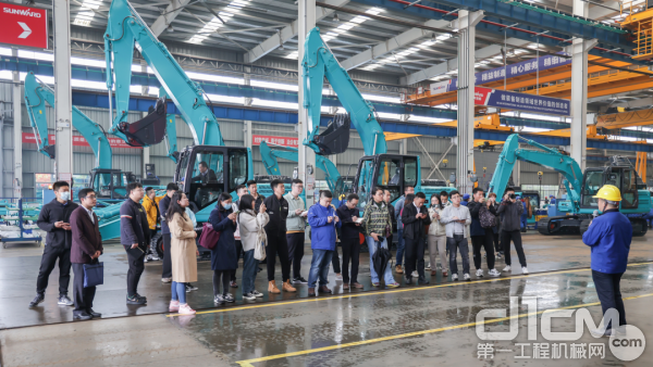 ɽ�������ھ���о���Ժ��Ժ����������ɷ��Ž�����ɽ��������β��΢С�ڴ�΢С��ǿ���ձ��г��Ĺ���