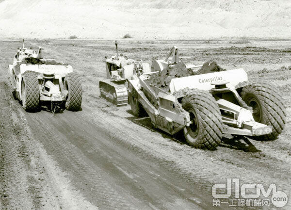 三台Cat®(卡特)D8推土机和两台80号铲土机成为首次在苏伊士运河上使用的重型机械设备 