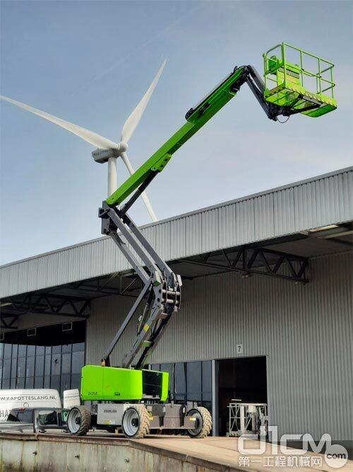 △中联重科曲臂式高空作业平台在荷兰某仓库作业