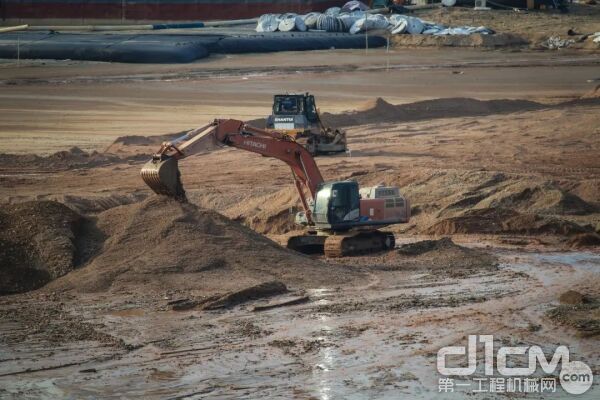 作业中的日立挖掘机Photo by Macau Photo Agency on Unsplash