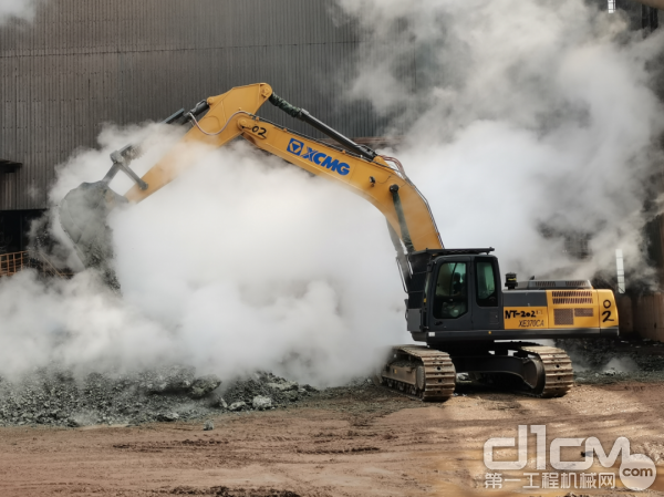 针对客户冶铁废料处理需求 进行定制化改进 研发出特种设备 ——XE370CA耐高温挖机