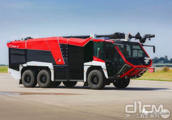 最新款Z6机场消防车，外形很有科幻感，前脸迎角大，极富进攻性