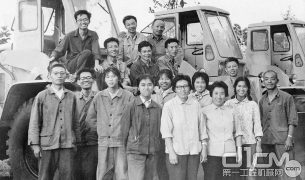 1958年，来自上海华东钢铁建筑厂的职工自带设备到柳州建厂。(来源于柳工官网)