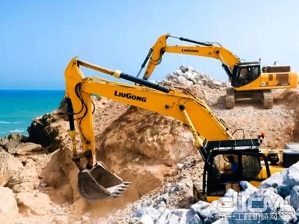2017年，摩洛哥首都拉巴特，大西洋海岸施工现场，柳工挖掘机进行大块石料的堆积作业。(资料图)