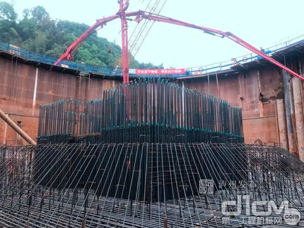 三一泵车浇筑白沙长江大桥(图片来源于泸州发布) 