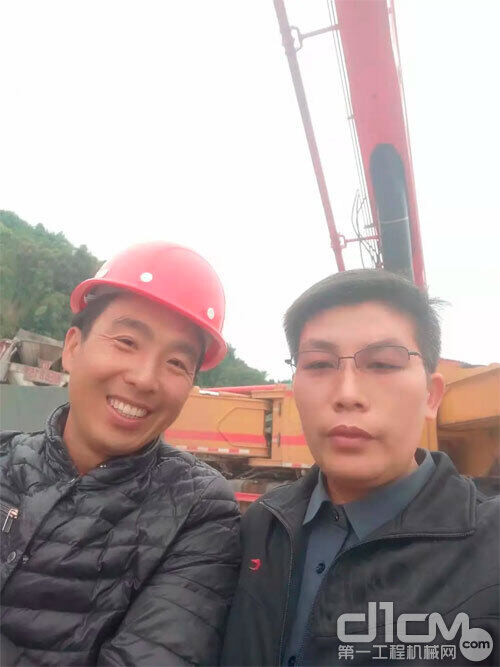 三一服务工程师胡旭凡(右)与客户合影 