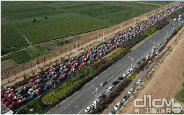 数千辆载着雷沃谷神履带机的卡车整齐排列