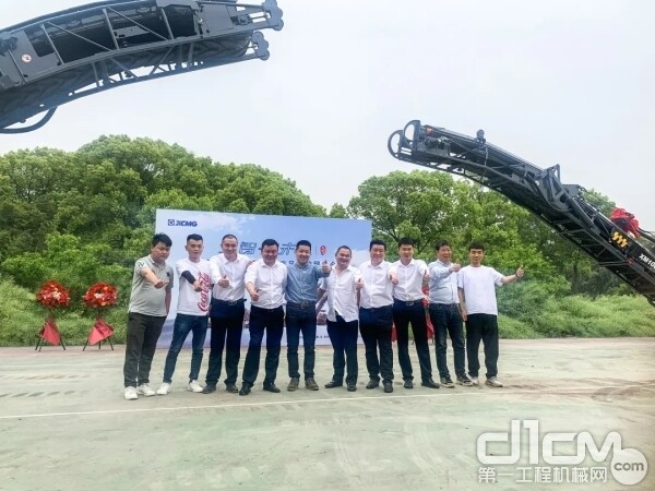 2021年5台徐工大型铣刨机交付大灰熊机械设备(杭州)有限公司，裴善学(右四)