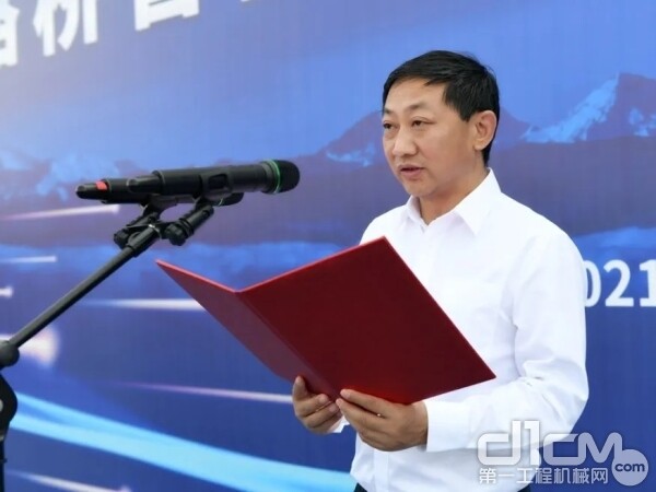 四川路桥党委书记、董事长熊国斌致辞并宣布装备正式出发