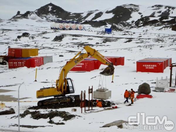 ▲厦工挖掘机正在南极中山站进行设备保养。(王荣辉供图)