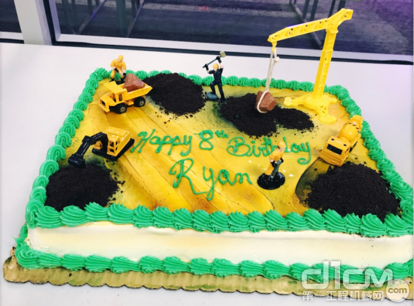 Ryan的生日蛋糕充满了卡特彼勒元素