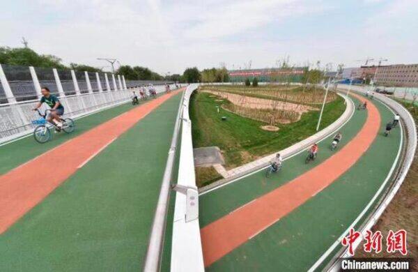 北京鼓励和支持市民更多采用“步行+自行车骑行”的出行方式，提高绿色出行比例。北京市交通委供图