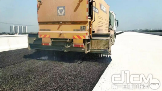 徐工XTF1403沥青碎石同步封层车参与江苏常州高速公路施工