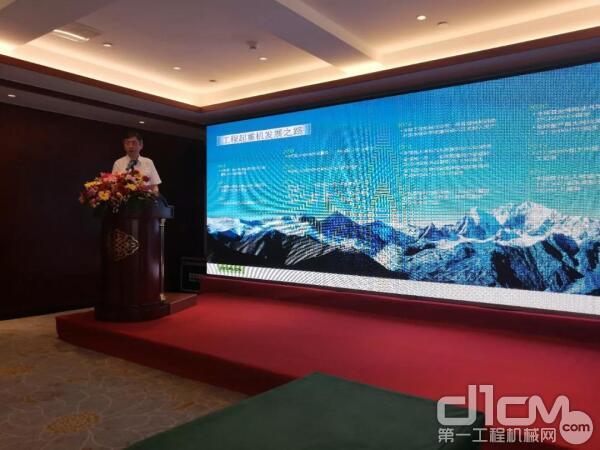 中联重科副总裁郭学红作题为《共创、共享、共赢》的演讲
