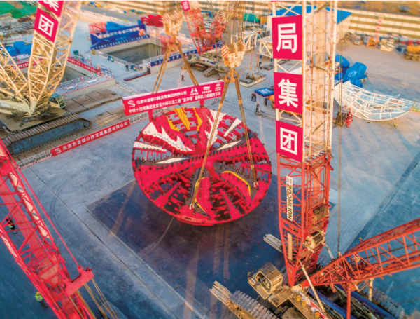 2020 年 12 月 19 日，北京东六环改造工程隧道段工地现场，国产最大直径盾构机“京华号”刀盘在起吊下井
