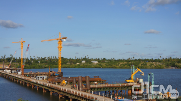 2012年，中联重科塔机助建坦桑尼亚基甘博尼大桥