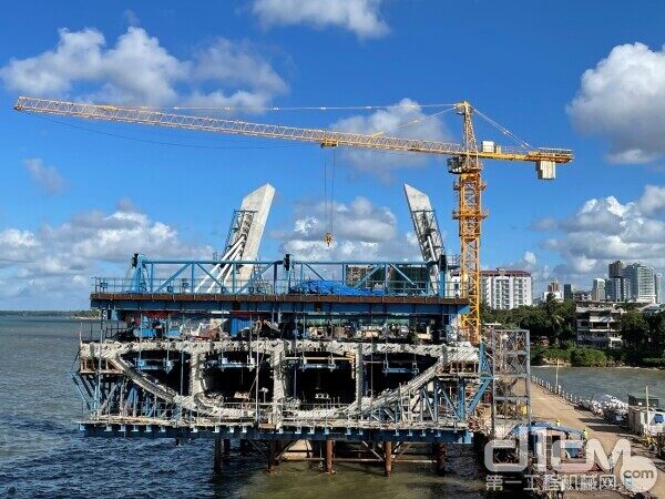 中联重科塔机助建坦桑尼亚新塞兰德大桥