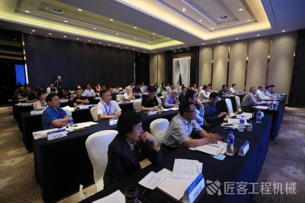 2021年中国工程机械精英代理商热点论坛现场