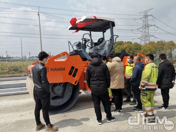 在客户关爱方面，方银飞的团队力求贴近客户，将服务做到极致。