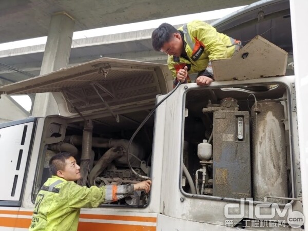 维特根服务工程师为客户检修设备