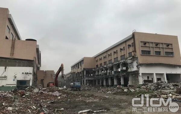 各类建筑物大拆大建，产生大量的建筑垃圾