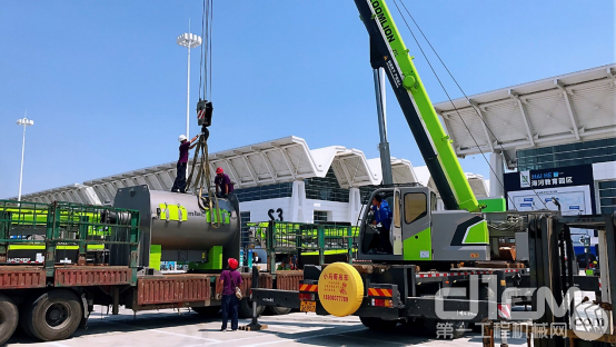 2019年，中联重科ZCC3000履带吊助建国家会展中心一期工程