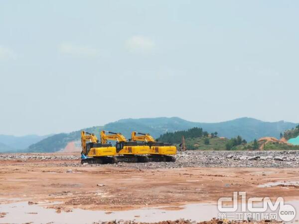 分散在广西梧州不同工地的柳工挖掘机