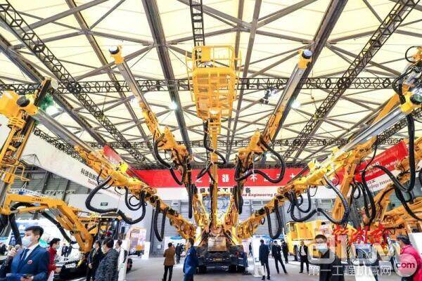 11月24日，在2020上海宝马工程机械展上，一款由中国铁建重工集团自主研制的国产首台四臂凿岩台车亮相。