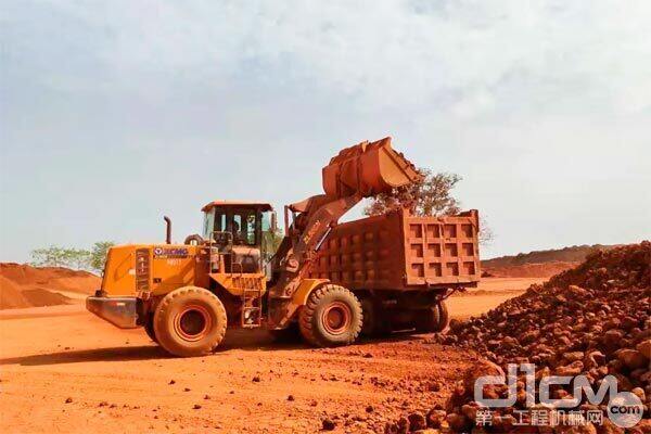 西非某国，徐工装载机承担着淘金者们的生产重任 