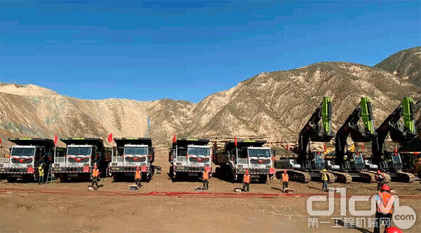 新一批中联重科ZT105矿用自卸车和液压挖掘机准备开工 