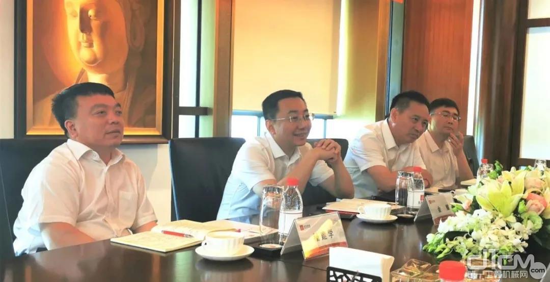  中铁九局副总经理金耀（左二）在会上讲话