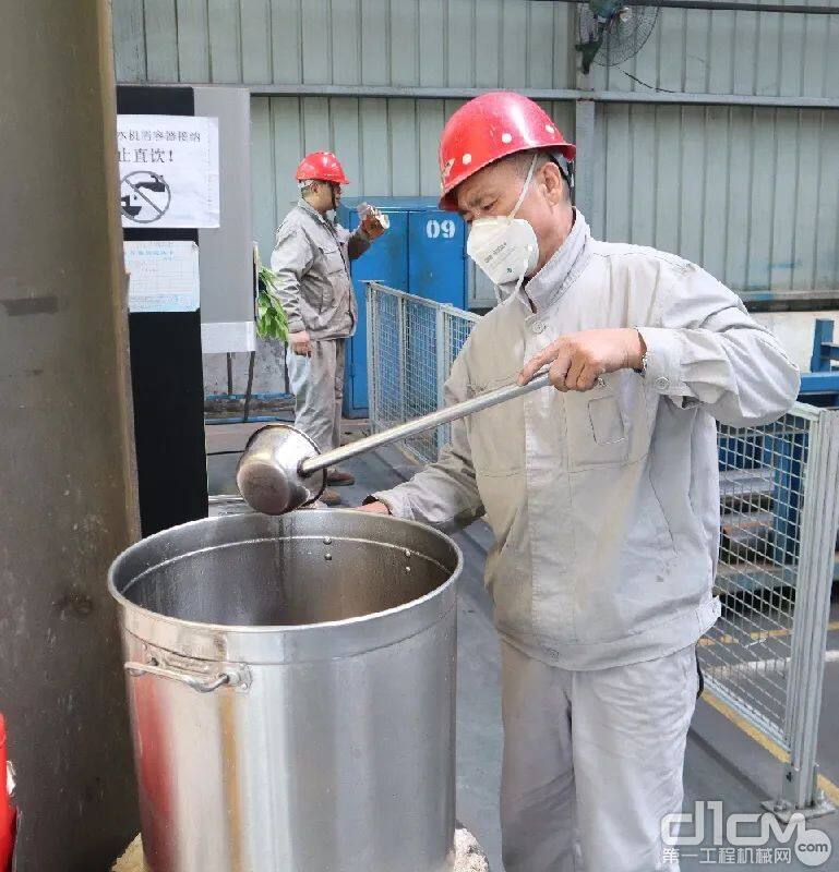 食堂师傅还准备了具有清凉解暑作用的绿豆汤