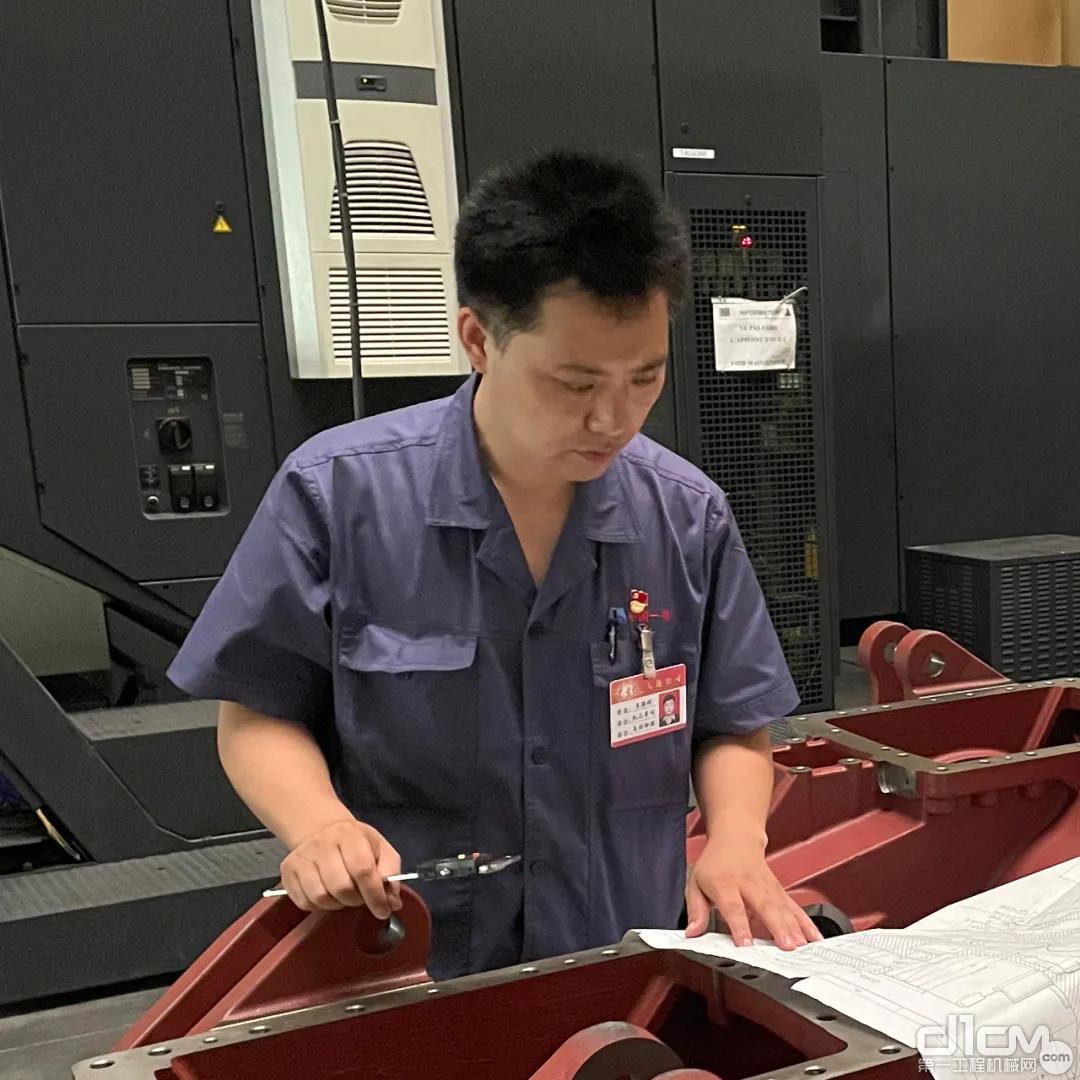 王保辉，中国一拖第三装配厂机加车间数控班班长，高级技师