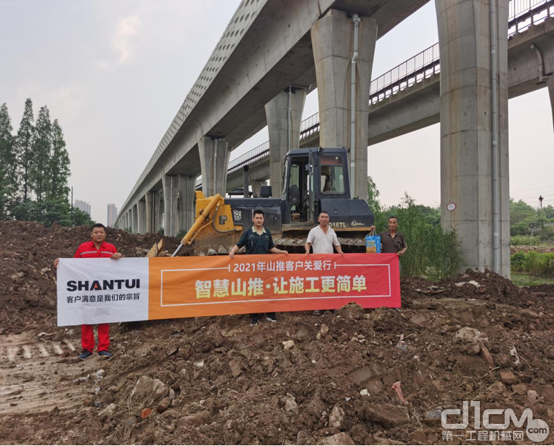 武汉市汉口的万老板新购买的一台SD16TL推土机正在施工