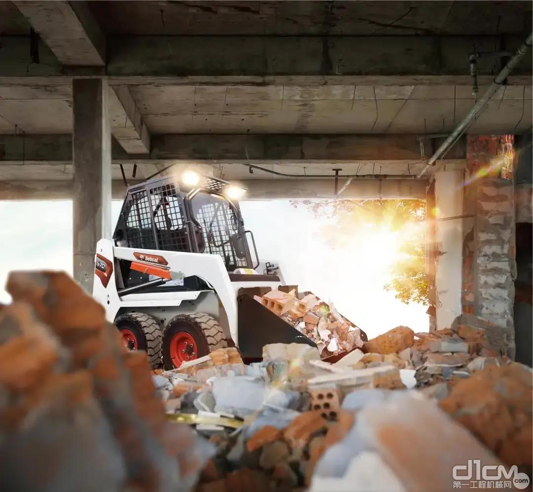山猫滑移装载机清理建筑垃圾