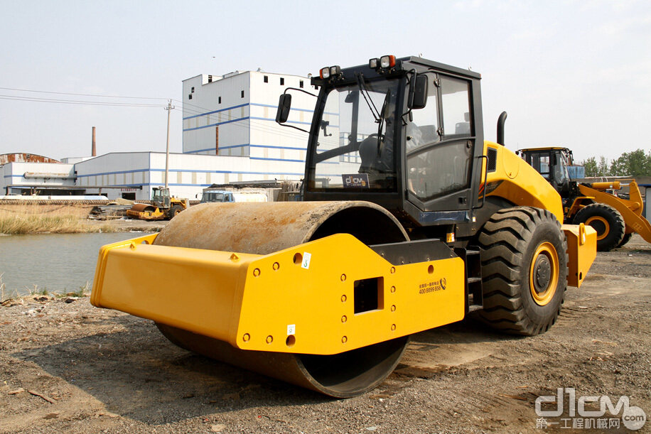 但有一个主要区别:它们带有专门的振动组件,擅长压实的其他类型的土壤