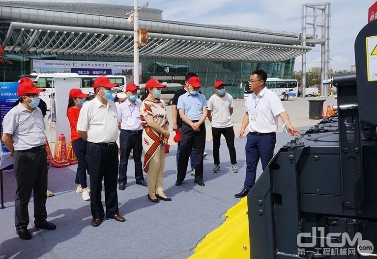 政府领导统一组织参观铁建重工展区