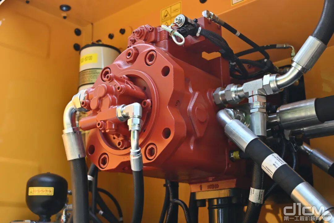 R395LVS采用原装进口川崎DTH主泵