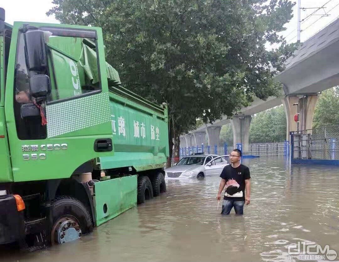 红岩卡友全力驰援河南抗洪救灾